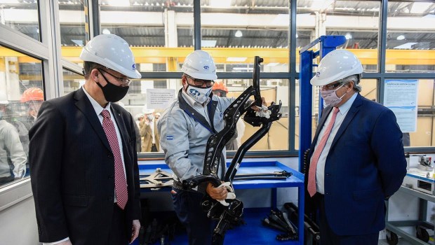 El Presidente instó a las automotrices a utilizar más componentes nacionales