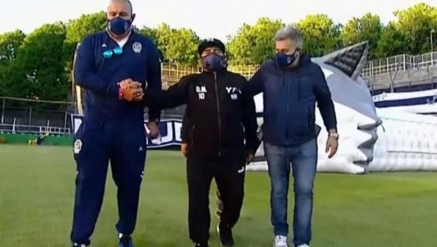 Maradona apenas había cumplido los 60 años y ya debía ser asistido para caminar. ARCHIVO
