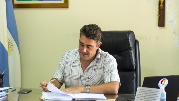 El lema de Iguacel en Capitán Sarmiento, apropiado para los tiempos que transitamos, fue: "Aplicando bien el dinero, nos va a sobrar plata".