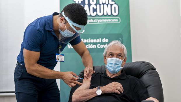 Piñera se aplicó la vacuna china CoronaVac