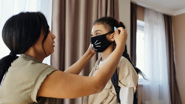 Niños con tapabocas: un sinsentido con riesgos en la vuelta a clases