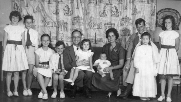Su mujer, Cecilia Bunge, y sus adorados nueve hijos. Ernesto Shaw falleció en agosto de 1962, a los 41 años.