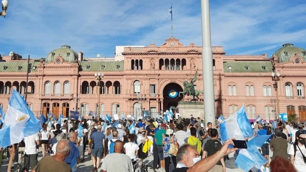 Los manifestantes comenzaron a llegar a las 17 a las inmediaciones de la Casa Rosada.