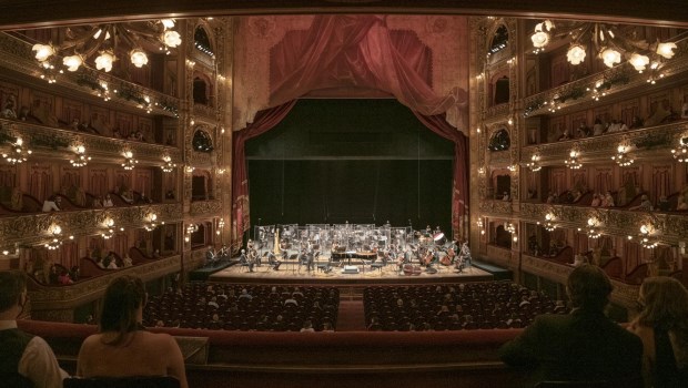 El excelso bandoneonista Juan José Mosalini sobresalió en la orquesta que homenajeó a Piazzolla.