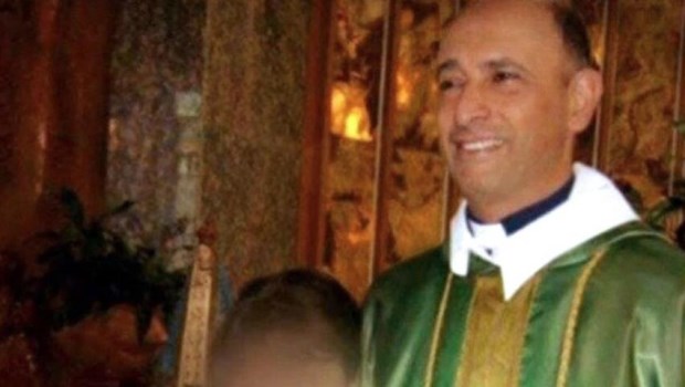 Absuelven a un ex sacerdote acusado de abusar durante 9 años de una alumna