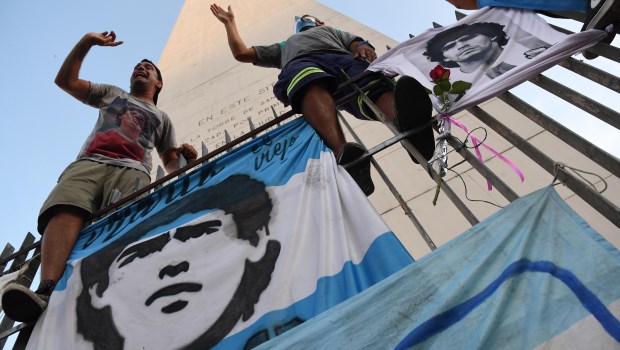 Claudia Villafañe, Dalma y Giannina participaron de la movilización junto a miles de fanáticos.