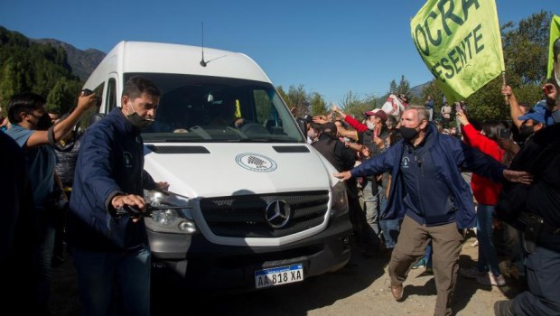 A pasos agigantados, el relato se aleja de la realidad