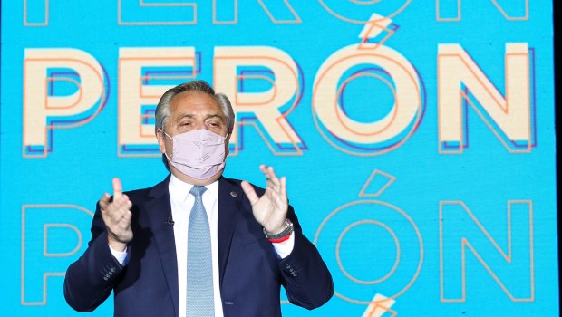 Alberto Fernández: "Estamos vacunando a los argentinos mientras otros se levantan de la cama, hacen Zoom y nos critican"