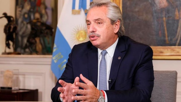 Alberto Fernández evoluciona bien y permanece "asintomático"