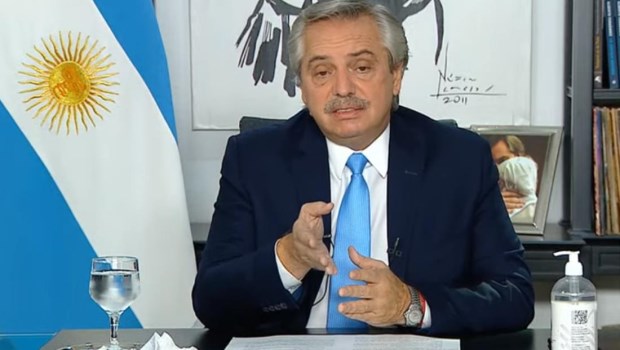 El Presidente anunció nuevas restricciones que incluyen la suspensión de clases presenciales en el AMBA