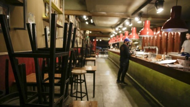 Restaurantes amagan con rebelarse ante las nuevas restricciones