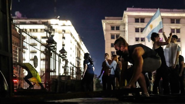 En torno a cacerolazos y banderazos