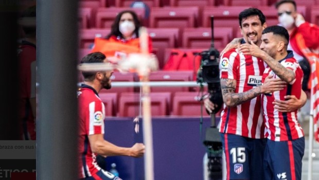 Atlético de Madrid goleó con dos tantos de Correa y sigue como líder