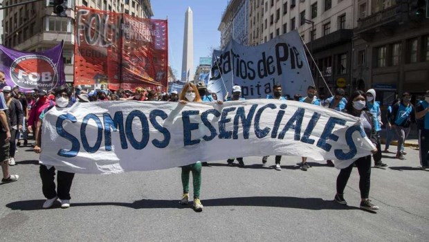 Diferentes agrupaciones realizaron varias marchas en la Ciudad en reclamo de dosis anticoronavirus.