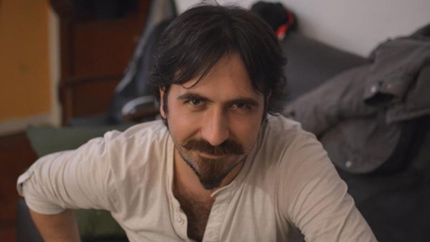 "El teatro modifica al espectador. Alguien que va a ver teatro no es el mismo cuando entra que cuando sale. A mí en lo personal me apasiona, me conquistó'', confía el director Víctor Chacón.