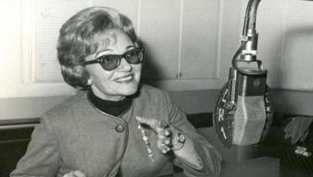 Además de escritora y periodista, pionera de la radio y la televisión, Blackie fue cantante de jazz en sus inicios. Su figura inspiró a los responsables de la nueva emisora.