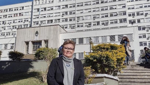 Silvia Barrera en las escalinatas del Hospital Militar.