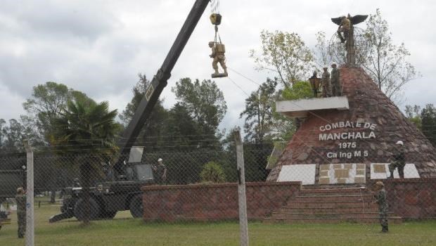 La destrucción del viejo monumento al Combate de Manchalá estuvo rodeada de numerosas falsedades, entre ellas el significado del cóndor que lo coronaba.