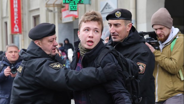 La foto es de marzo de 2017. Policías detienen al periodista Roman Protasevich durante una protesta en Minsk.
