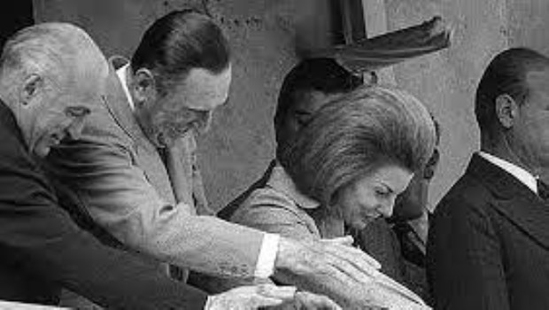 López Rega saluda junto a Perón y a María Estela Martínez de Perón.