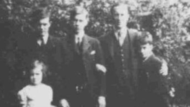 J.R.R. Tolkien con sus hijos.