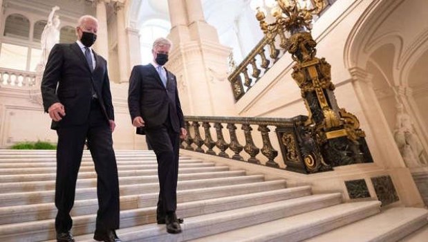 El rey Felipe de Bélgica recibe al presidente de Estados Unidos, Joe Biden, en el Palacio Real de Bruselas.­