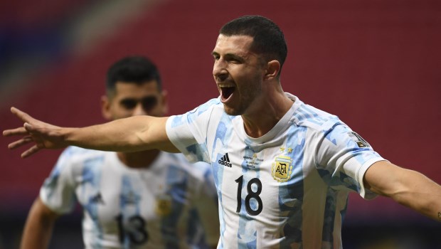 Con claros signos de mejoría y un Messi decisivo, la Selección superó a Uruguay 