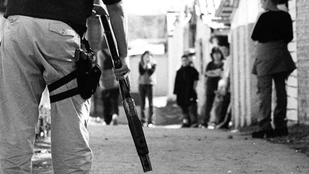 "Padres adoptivos y sociedades narcos", aceptación social del consumo