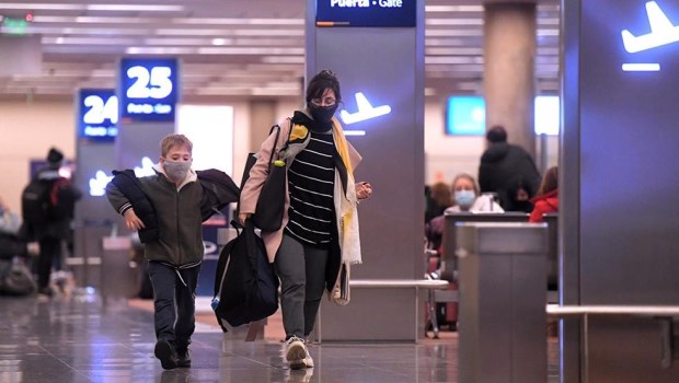 Las fronteras seguirán cerradas al turismo y se limita a 600 el cupo diario de ingresos al país