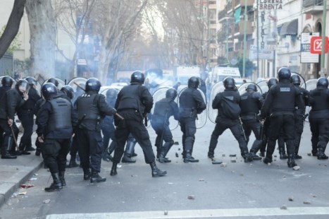 Un desalojo en Almagro terminó en violentos incidentes