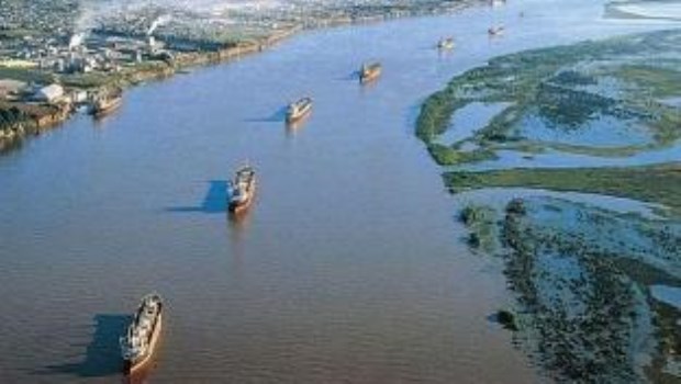 El Gobierno hizo oficial la estatización por un año de la Hidrovía Paraná-Paraguay