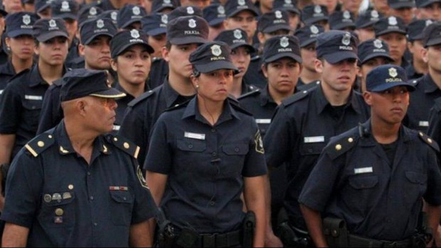 La política manosea a los uniformados