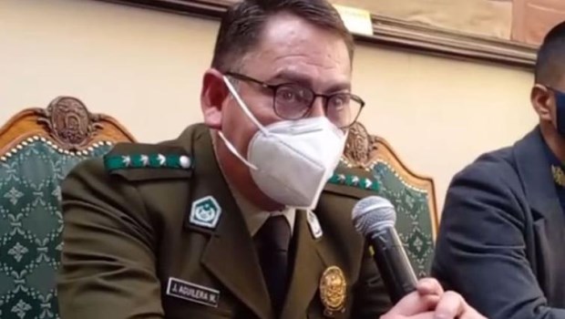 El comandante de la Policía Boliviana, Jhonny Aguilera, explicó en conferencia de prensa el hallazgo sin ningún tipo de documentación que valide su entrega o uso.