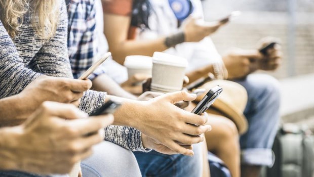 La promesa del "Jardín del Edén": Adicciones a las drogas y a los medios digitales