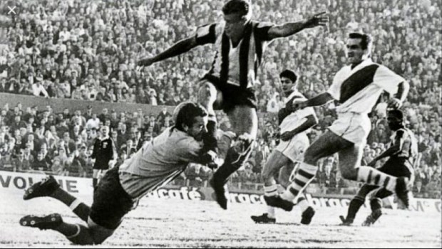 Amadeo Carrizo contiene un ataque de Peñarol. El arquero fue un actor clave de esa jornada.