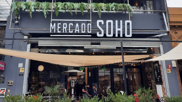 Con 700 metros cuadrados e inspirado en un estilo industrial, Mercado Soho abrió sus puertas en la calle Armenia 1744 en noviembre del año pasado.