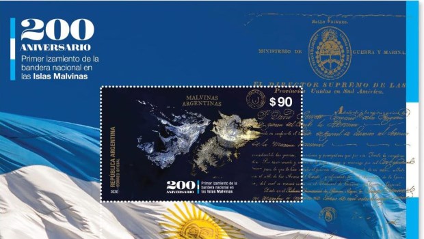 La estampilla que conmemora el 200º aniversario de la primera vez que la Bandera flameó en Malvinas.