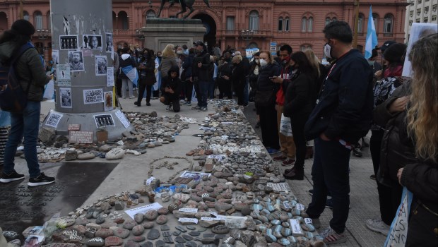 Familiares y amigos de fallecidos por covid-19 recordaron a las víctimas en la Casa Rosada y la Quinta de Olivos.