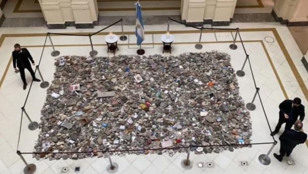 El Gobierno trasladó las piedras de la protesta a la Casa Rosada y proyecta un espacio de la memoria