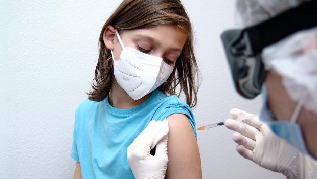 Los niños y las vacunas contra el covid: todo riesgo, cero beneficio