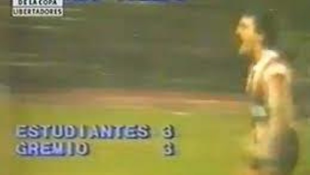 La imagen televisiva muestra el desaforado festejo de Claudio Gugnali por el histórico 3-3 de Estudiantes.