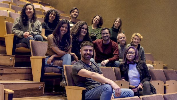 Pedro Velázquez (en el centro) y el equipo de dramaturgos de la segunda edición del Festival Akróasis. (Foto: Juli Sorrentino)