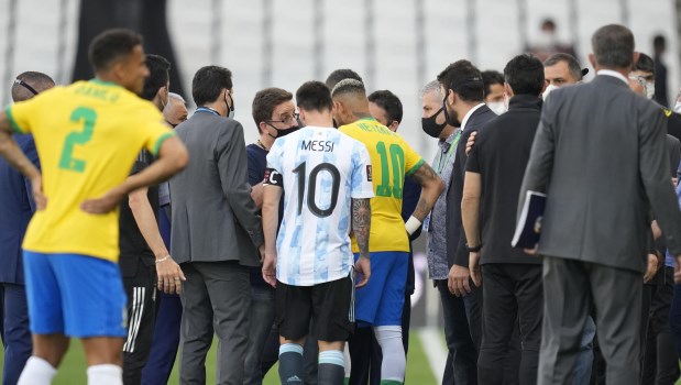 Escándalo histórico en Argentina-Brasil y partido suspendido