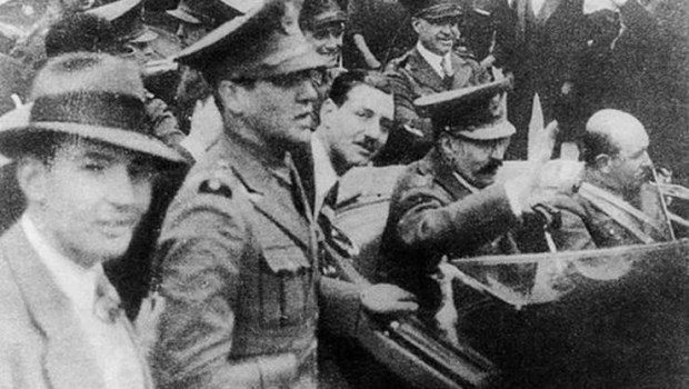 6 de septiembre de 1930. A la izquierda, el entonces capitán Perón acompaña a Uriburu a la Casa Rosada.