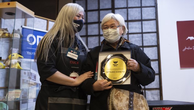La asociación Club Gastro Japo, que nuclea a restaurantes japoneses del país, le entregó el premio “Homenaje a la Trayectoria” . Con orgullo, recibió la distinción junto a su hija Alejandra.