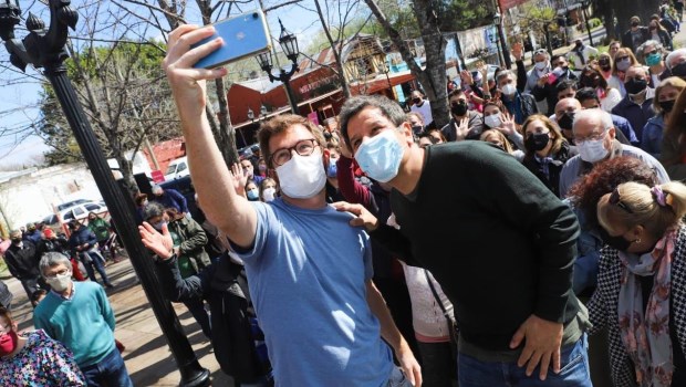 Facundo Manes distendido, junto con Nicolás Massot, en el emblemático Paseo Victorica (Tigre). Ambos se sacaron una selfie.