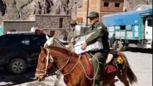 Más de 14 mil vehículos, mulas, caballos y lanchas para llevar cien mil urnas a todo el país