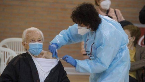 España aprueba la tercera dosis contra el coronavirus para mayores y grupos vulnerables