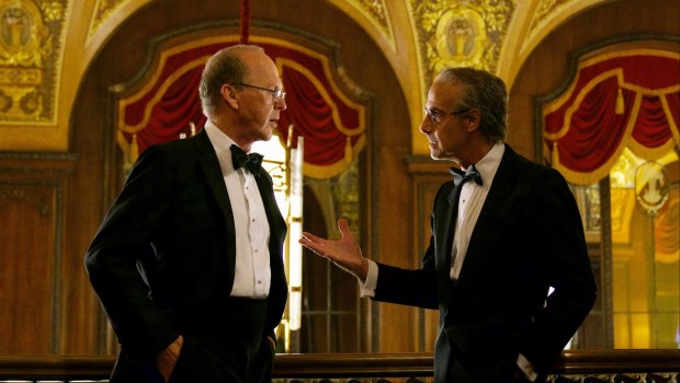Michael Keaton y Stanley Tucci brindan actuaciones memorables.