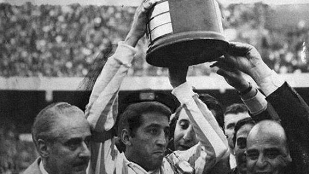 El capitán de Racing, Oscar Martín, levanta la Copa Libertadores.